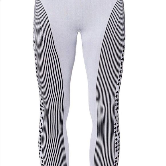 High-Waisted Seamless Star Capri - Picture 4 of 4